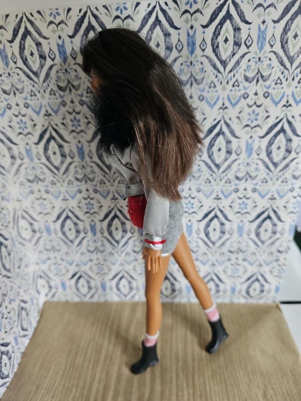 Barbie Fashion Fever Kayla Doll Y2K Silver Mini Skirt Red Top Mattel 2000s - Picture 4 of 5